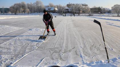 Kviečia į čiuožyklą, bet sniegą pamiršo nukasti
